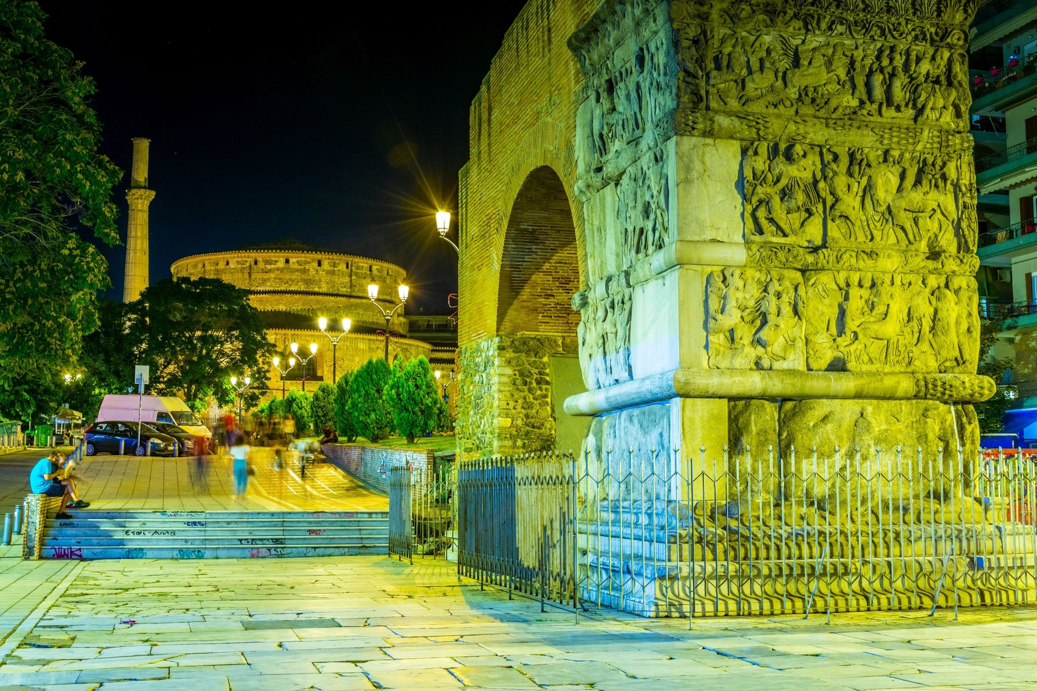 phot of Night view of Rotunda of Galerius and Galerius arch in Thessaloniki, Greece.