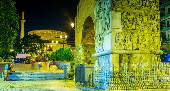 phot of Night view of Rotunda of Galerius and Galerius arch in Thessaloniki, Greece.