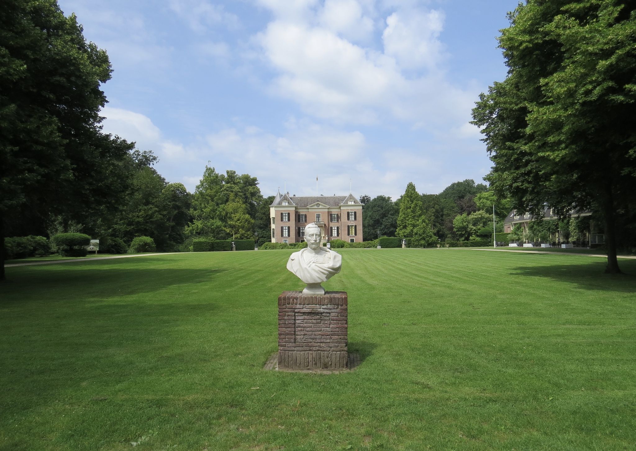 photo of a statue at Huis Doorn is a manor house and national museum in the town of Doorn in the Netherlands. 
