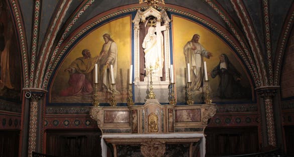 The Sacré-Cœur chapel is to the right of the choir