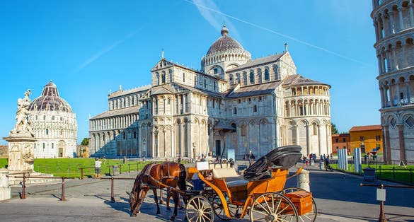 Carriage with horse in front of the leaning tower of Pisa