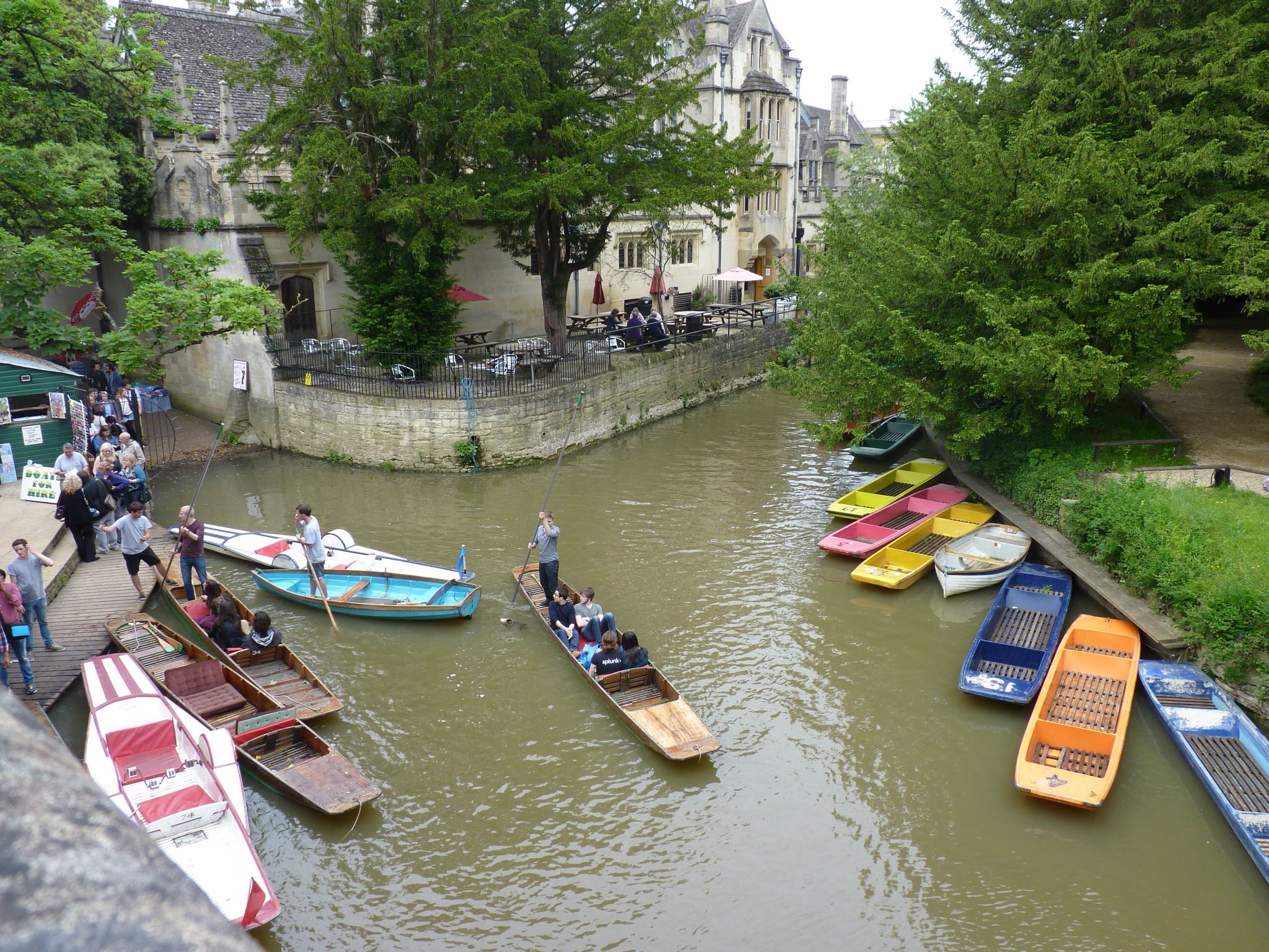 Punting on the River Cherwell close to Magdalen College, Oxford.jpg
