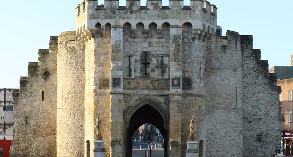 Photo of the Southampton bargate after the restoration of the lions