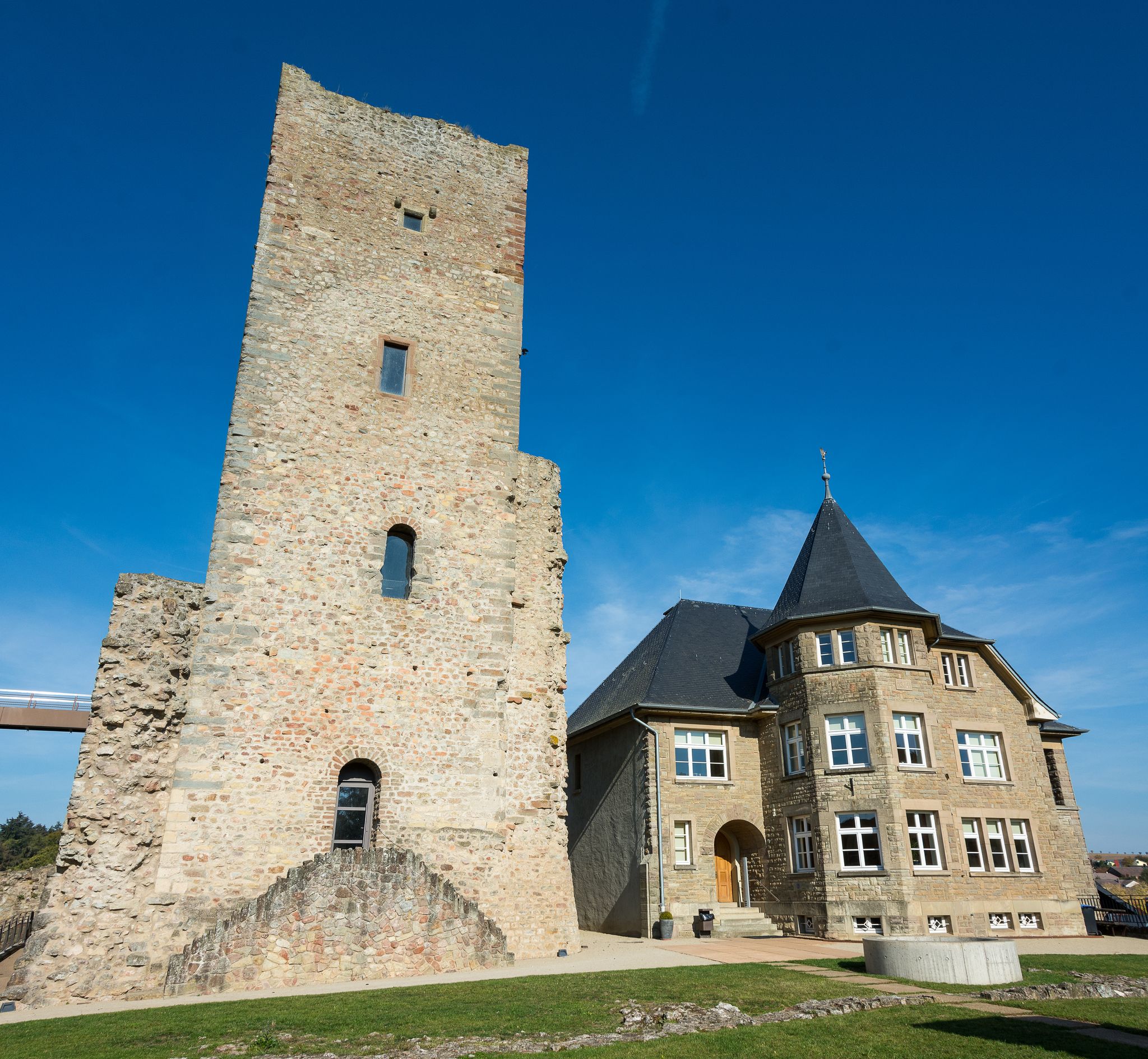 Castle of Useldange (Grand Duchy of Luxembourg) Inner courtyard with main tower (keep) and town hall