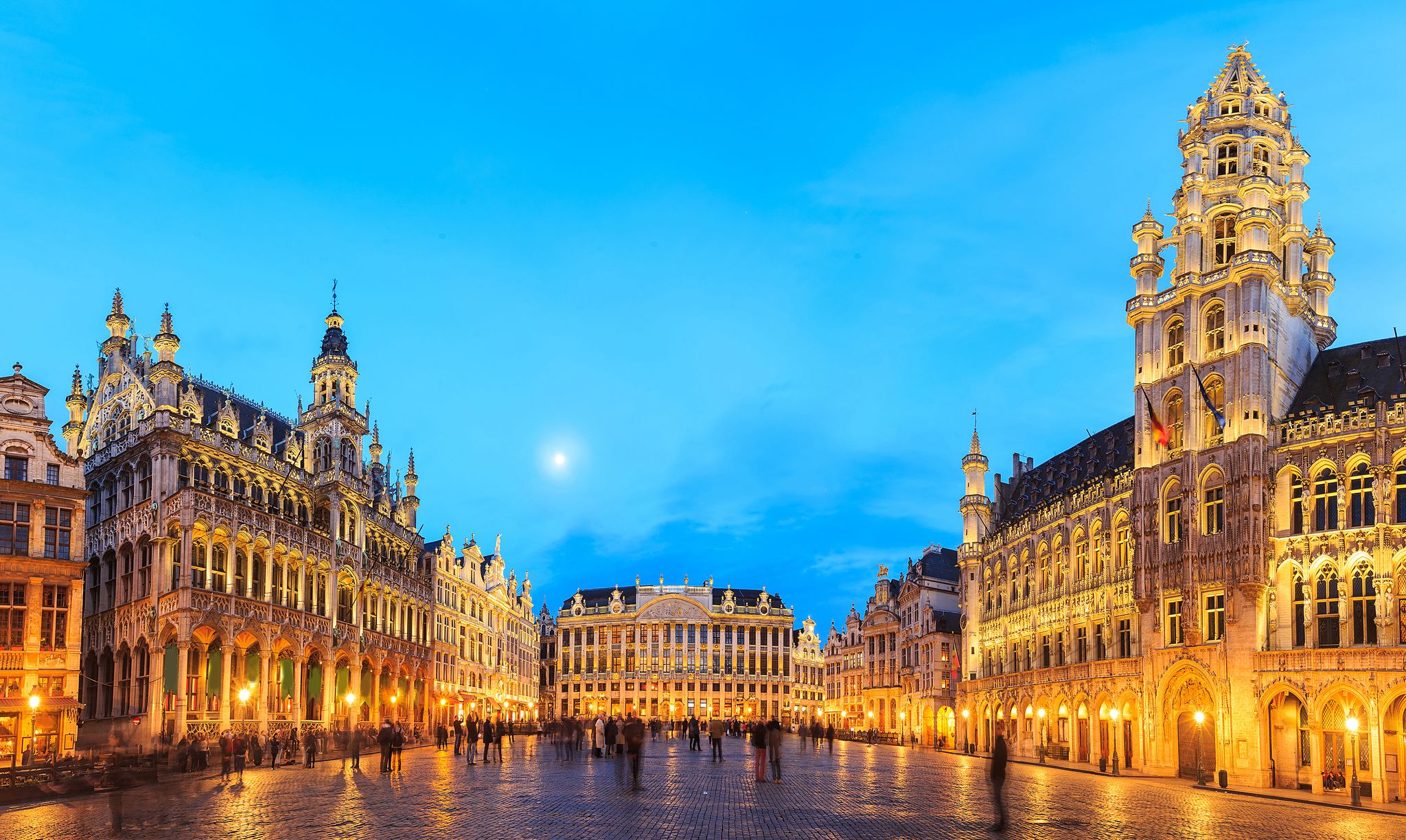 Photo of night scene of the Grand Place in Brussels, Belgium.