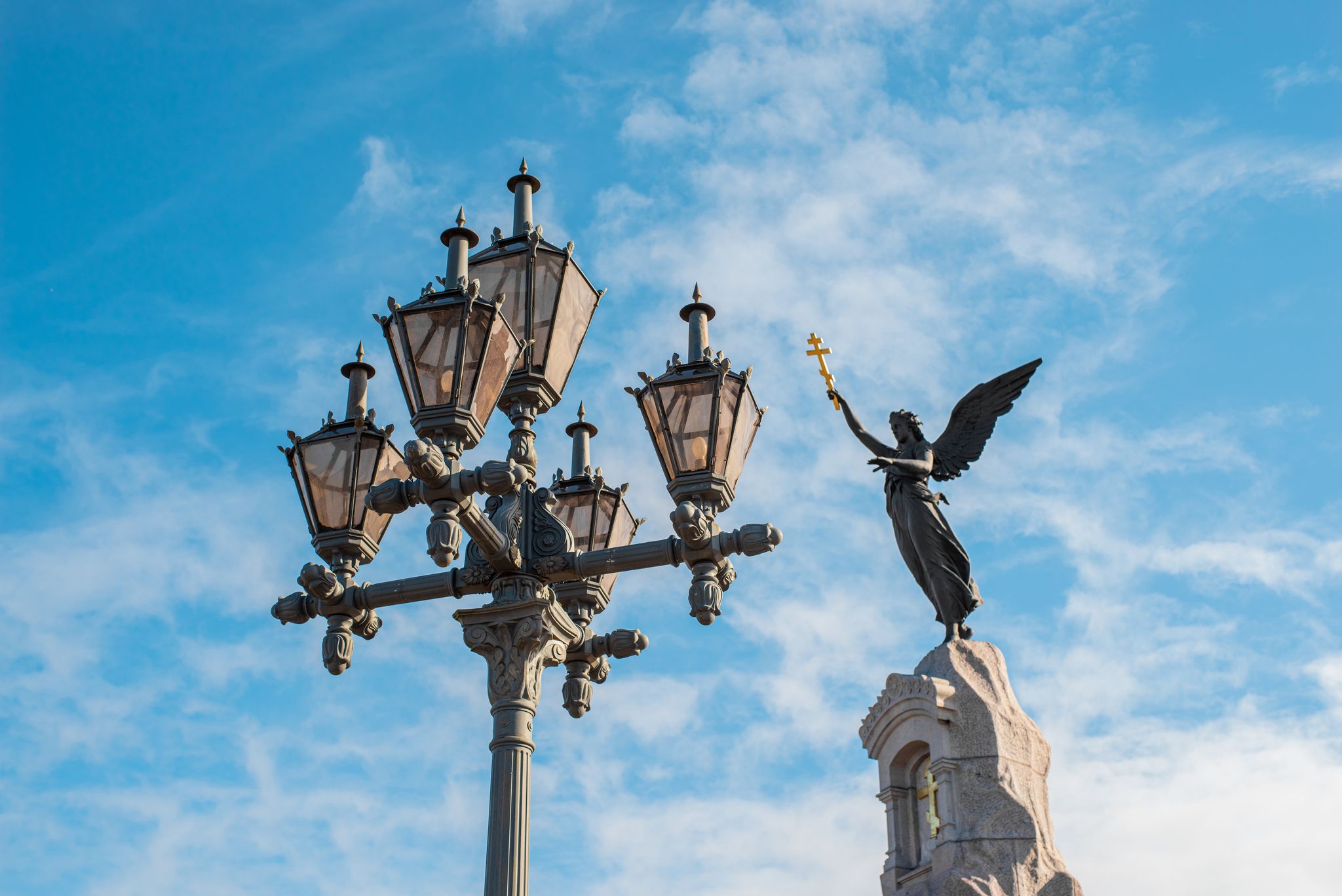 Photo of Lantern and Russalka Memorial. Monument sculpted by Amandus Adamson, erected in 1902 in Kadriorg, Tallinn, Estonia.