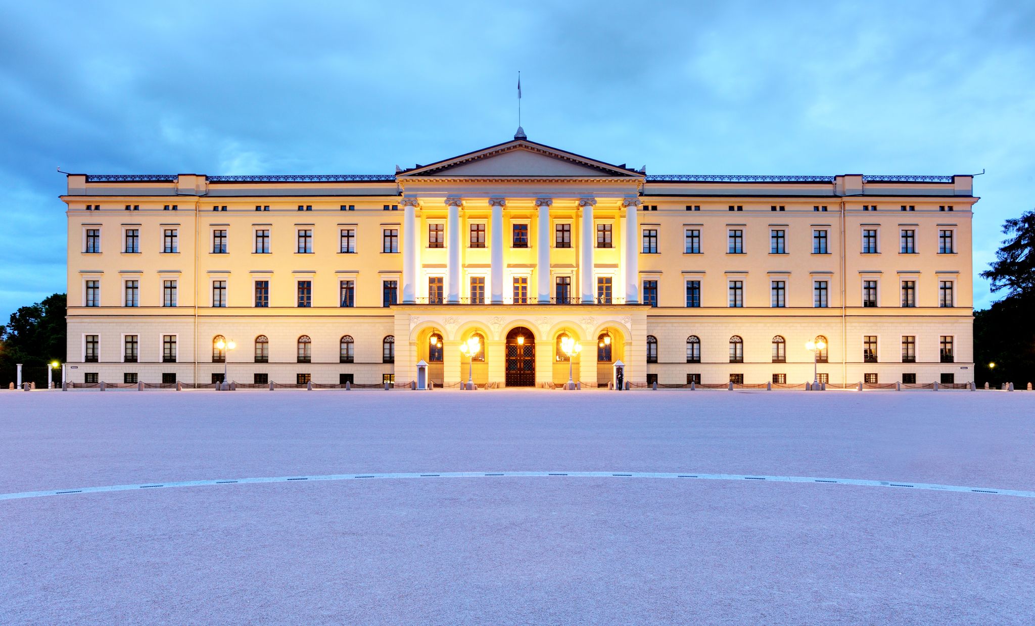 Photo of Royal Palace in Oslo at night, Norway.