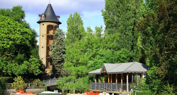 photo of boats in the Acclimatation Garden of Paris in France.