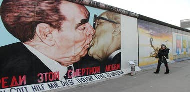 5hours: Guide, Chauffeur & Photographer in Berlin private Tour 