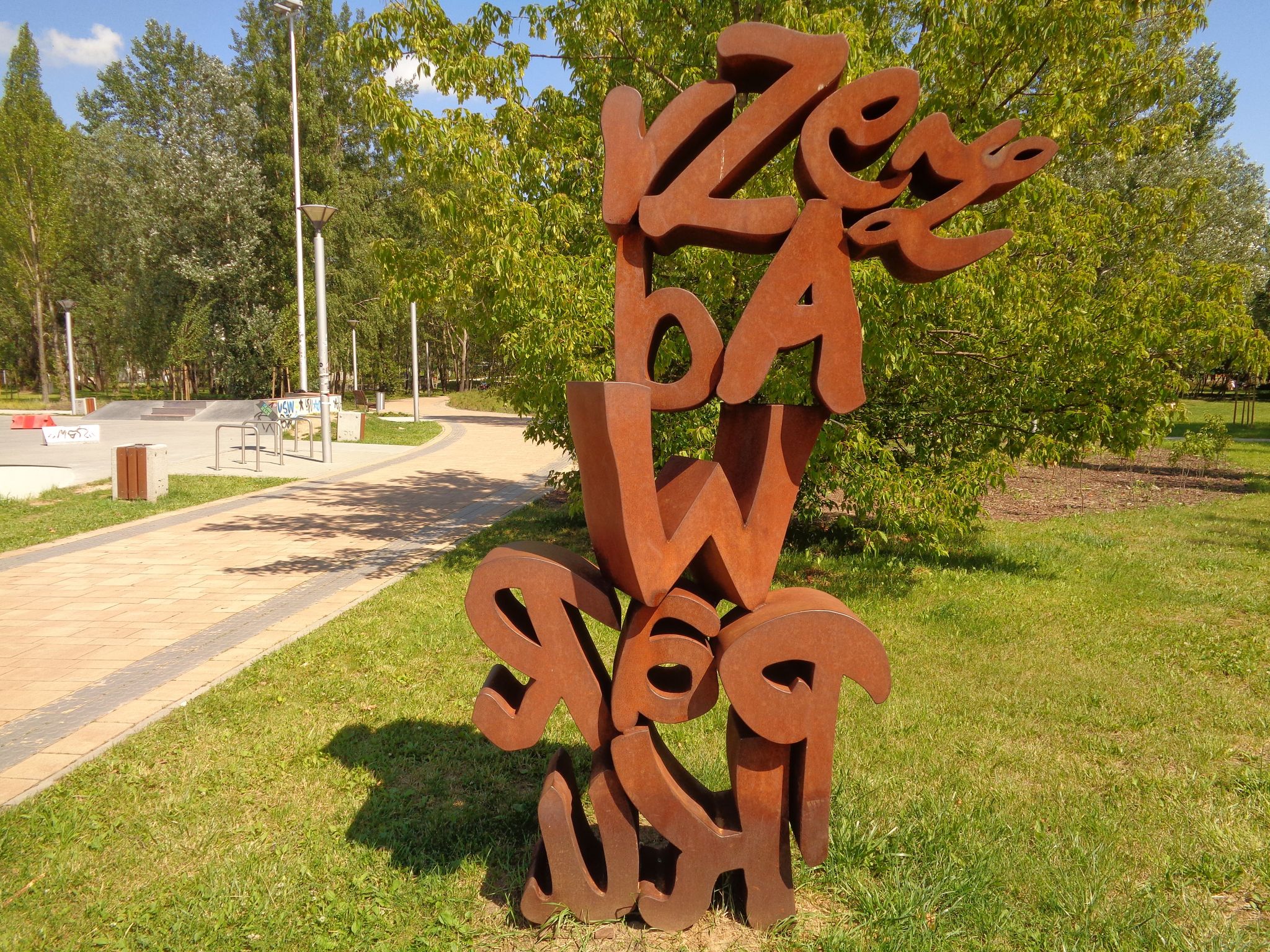 Rzeźba nazwana "Rzeźba w Parku" w Parku Przy Bażantarni w Warszawie.