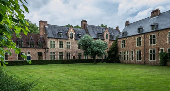 Photo of view of streets and houses of The Groot Begijnhof.