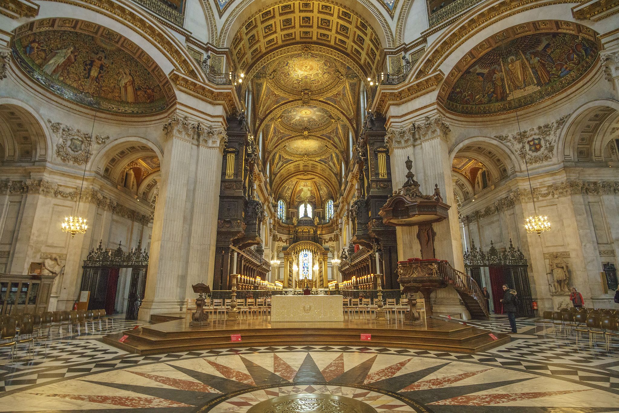 Interior of the St paul's cathedral. It is an Anglican cathedral, the seat of the Bishop of London and the mother church of the Diocese of London, UK.