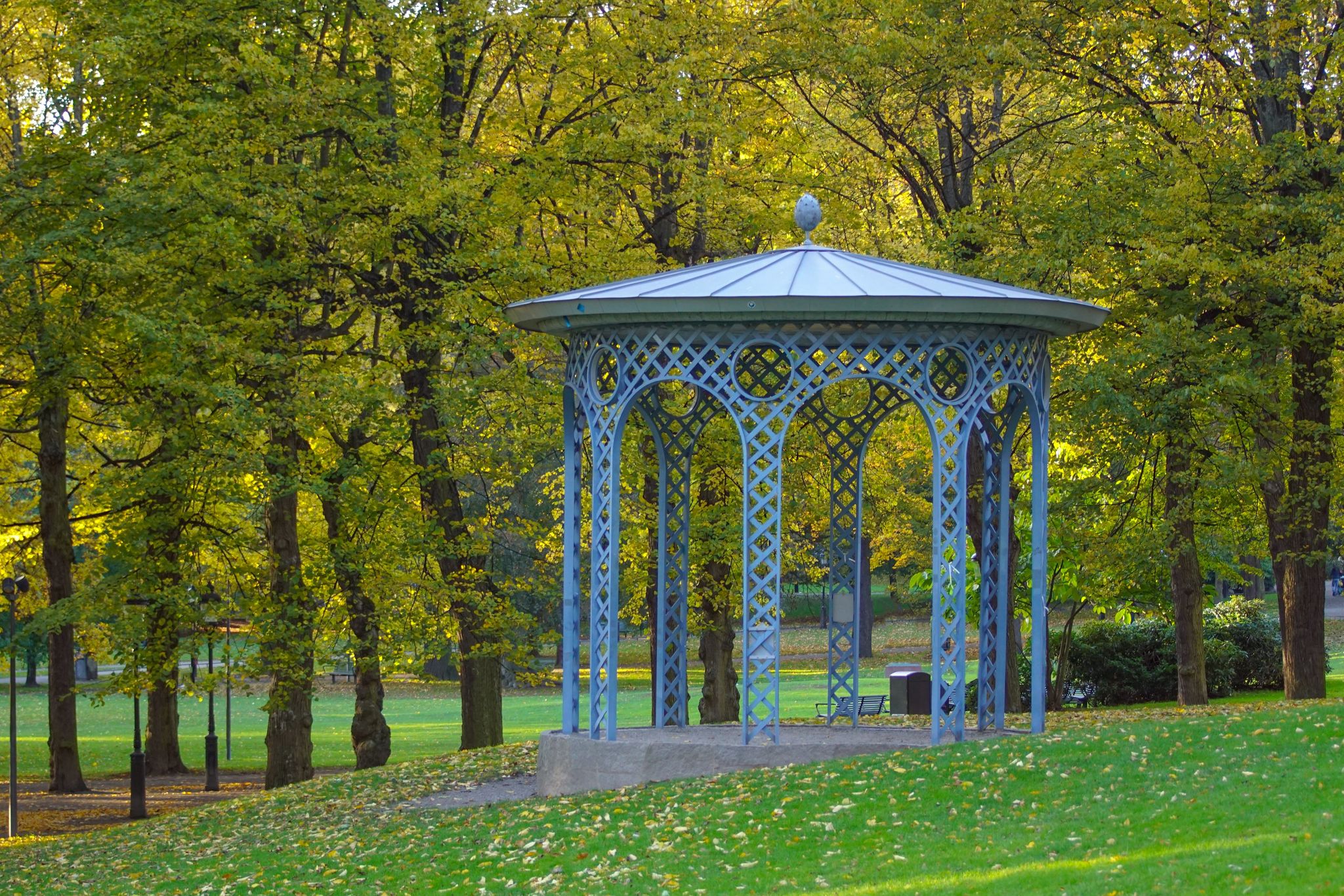 photo of a old gazebo in Humlegården during the autumn in Stockholm, Sweden.