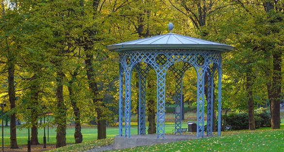 photo of a old gazebo in Humlegården during the autumn in Stockholm, Sweden.