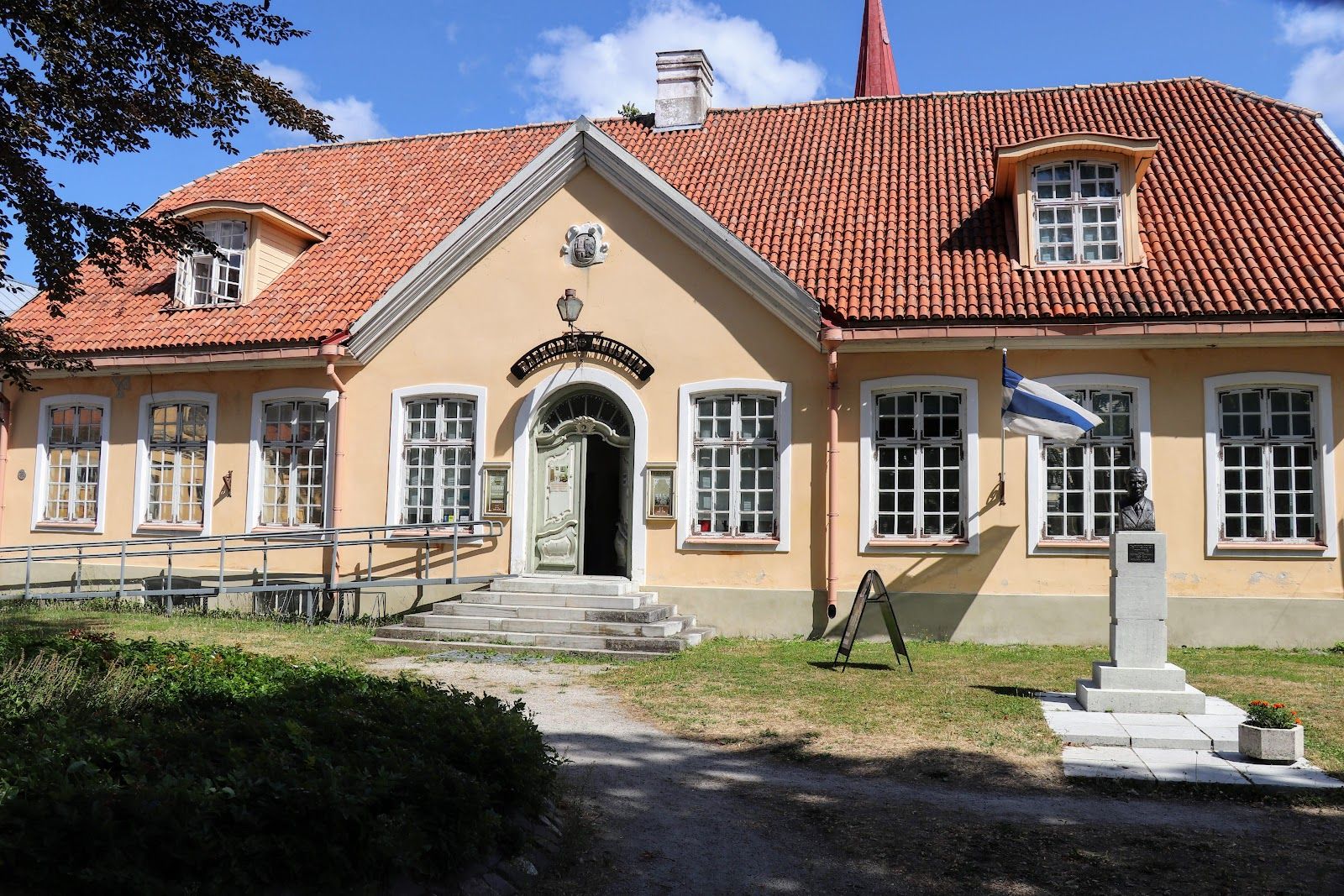 Haapsalu raekoda, Haapsalu, Haapsalu linn, Lääne maakond, Estonia