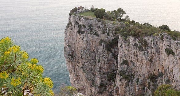 photo of Ulteriori dettagli Vista sulla montagna spaccata all'incirca a metà sentiero - parco regionale urbano Monte Orlando