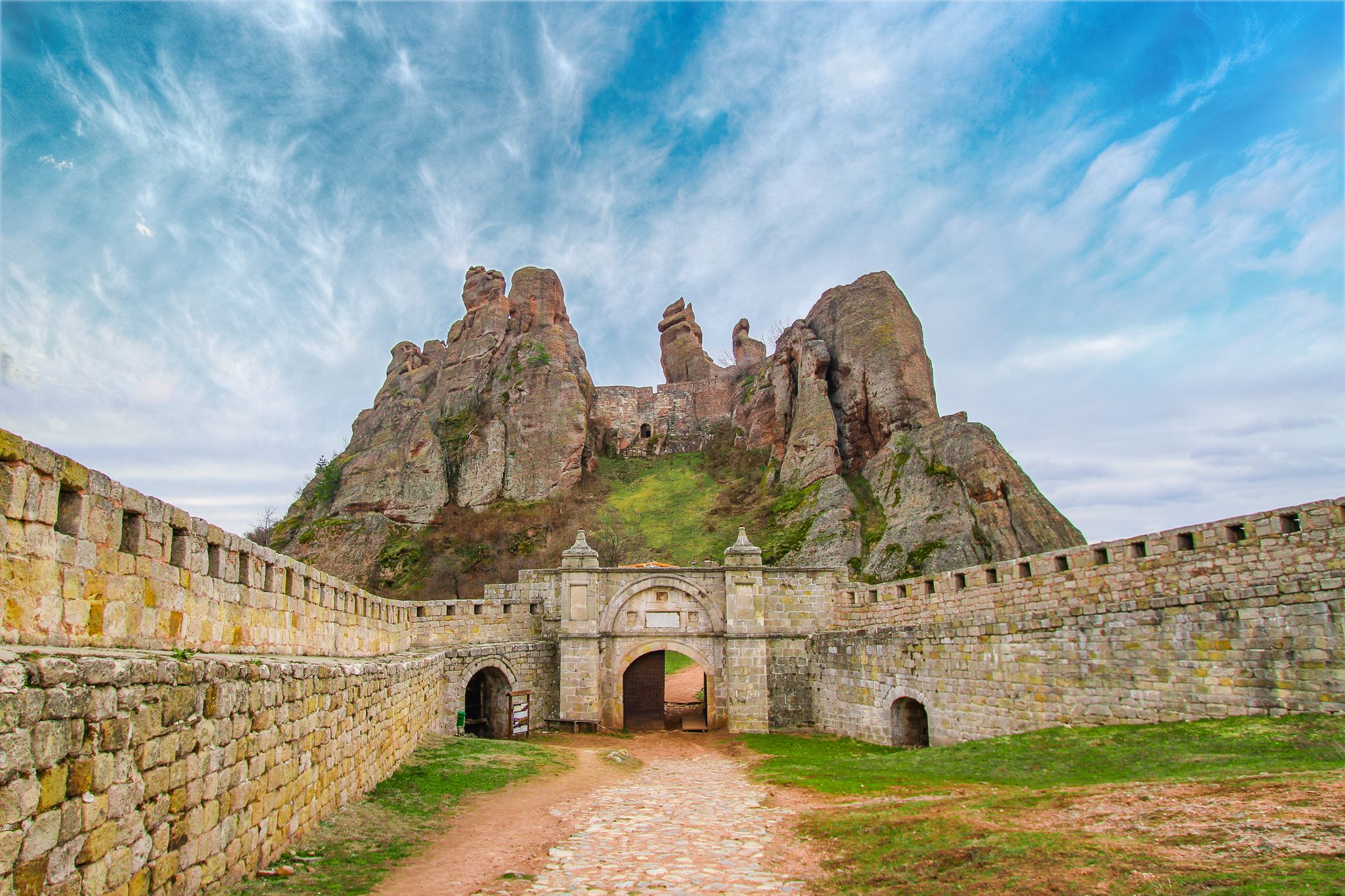 Photo of the Belogradchik Fortress, also known as Kaleto, is an ancient fortress close to the northwestern Bulgarian town of Belogradchik and the town's primary cultural and historical tourist attraction.