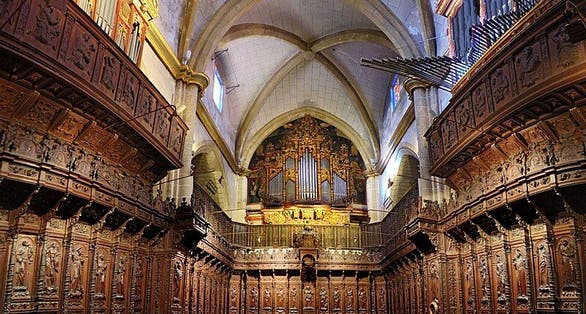 photo of inside León Cathedra in Leon, Spain.