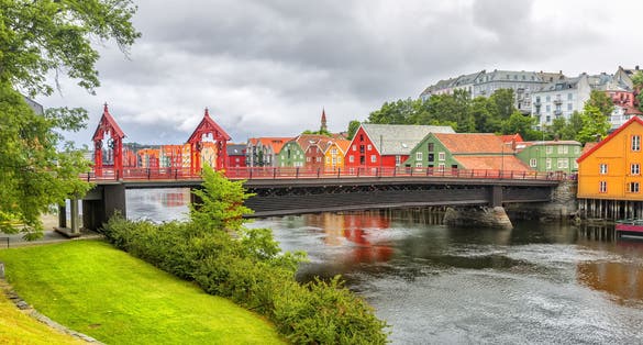 Photo of historical Old Timber Buildings, Old Town Bridge over the river Nidelva in Trondheimز