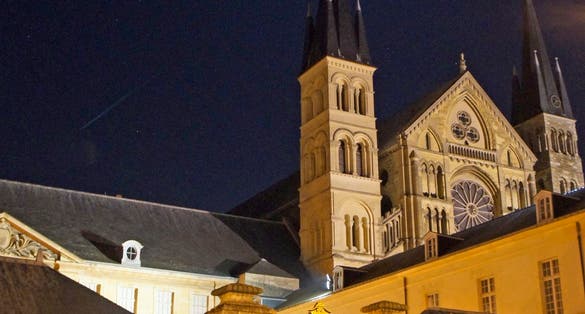 The entrance to the museum with the basilica in the background.