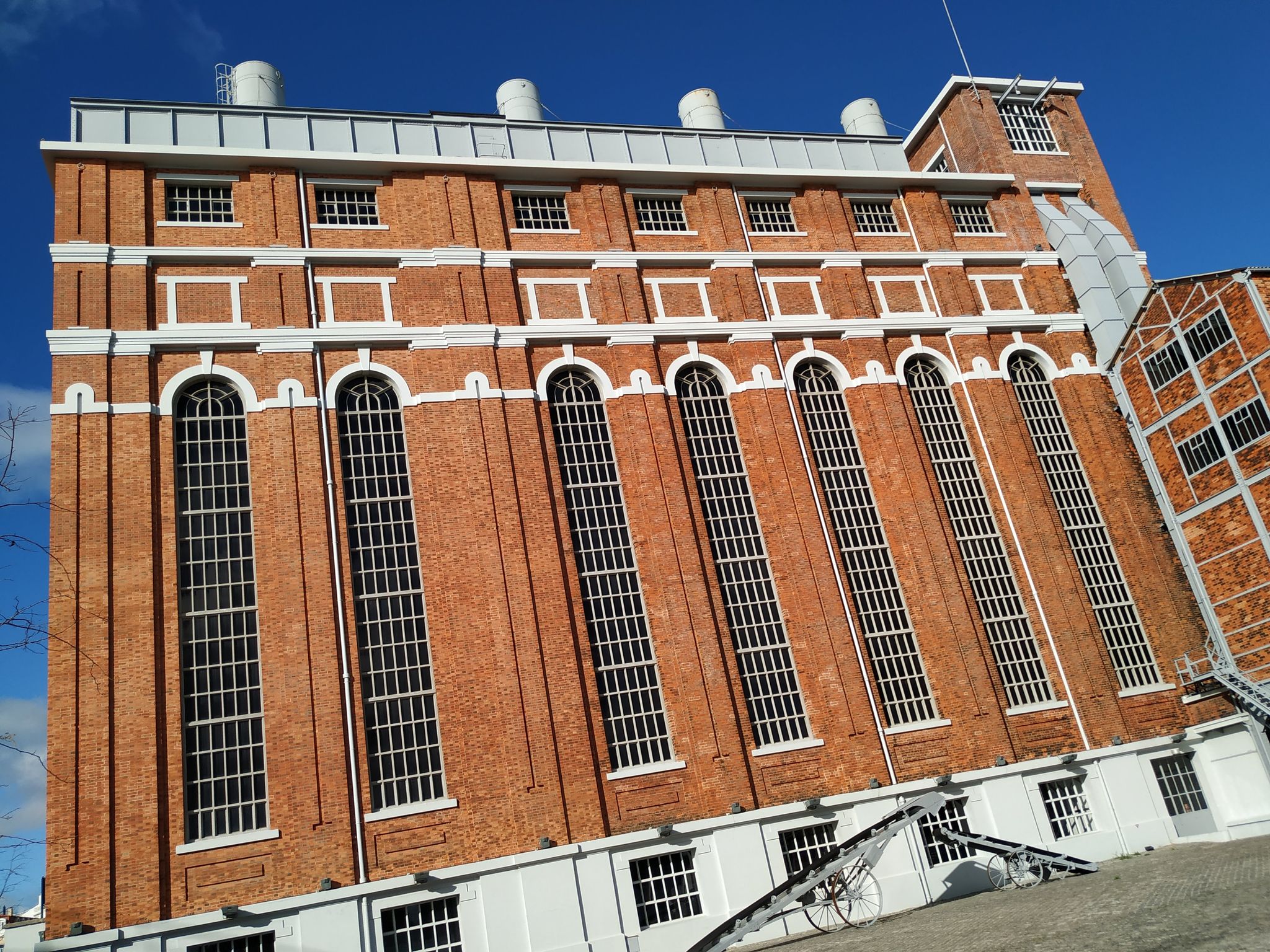 Museu de Arte, Arquitetura e Tecnologia travel guide