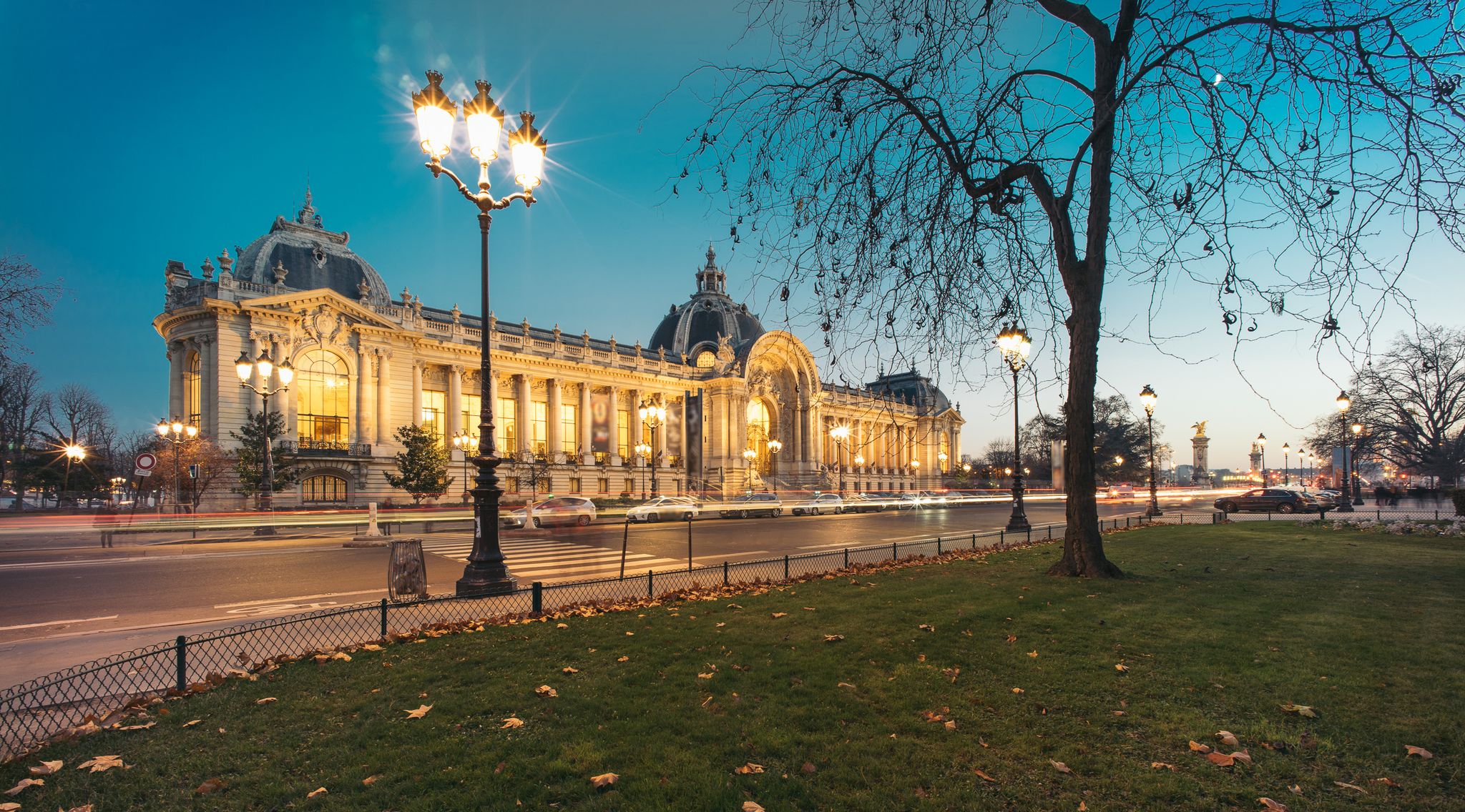 Panoramic view of Petit Palais (Small Palace) at night. It was built for the 1900 Exposition Universelle (universal exhibition), it now houses the City of Paris Museum of Fine Arts.