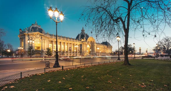 Panoramic view of Petit Palais (Small Palace) at night. It was built for the 1900 Exposition Universelle (universal exhibition), it now houses the City of Paris Museum of Fine Arts.