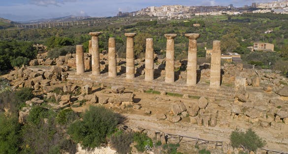 Famous eight columns of the Temple of Heracles or Hercules, known as Tempio di Eracle in Italian. Valley of the Temples, Agrigento, Sicily, Italy.