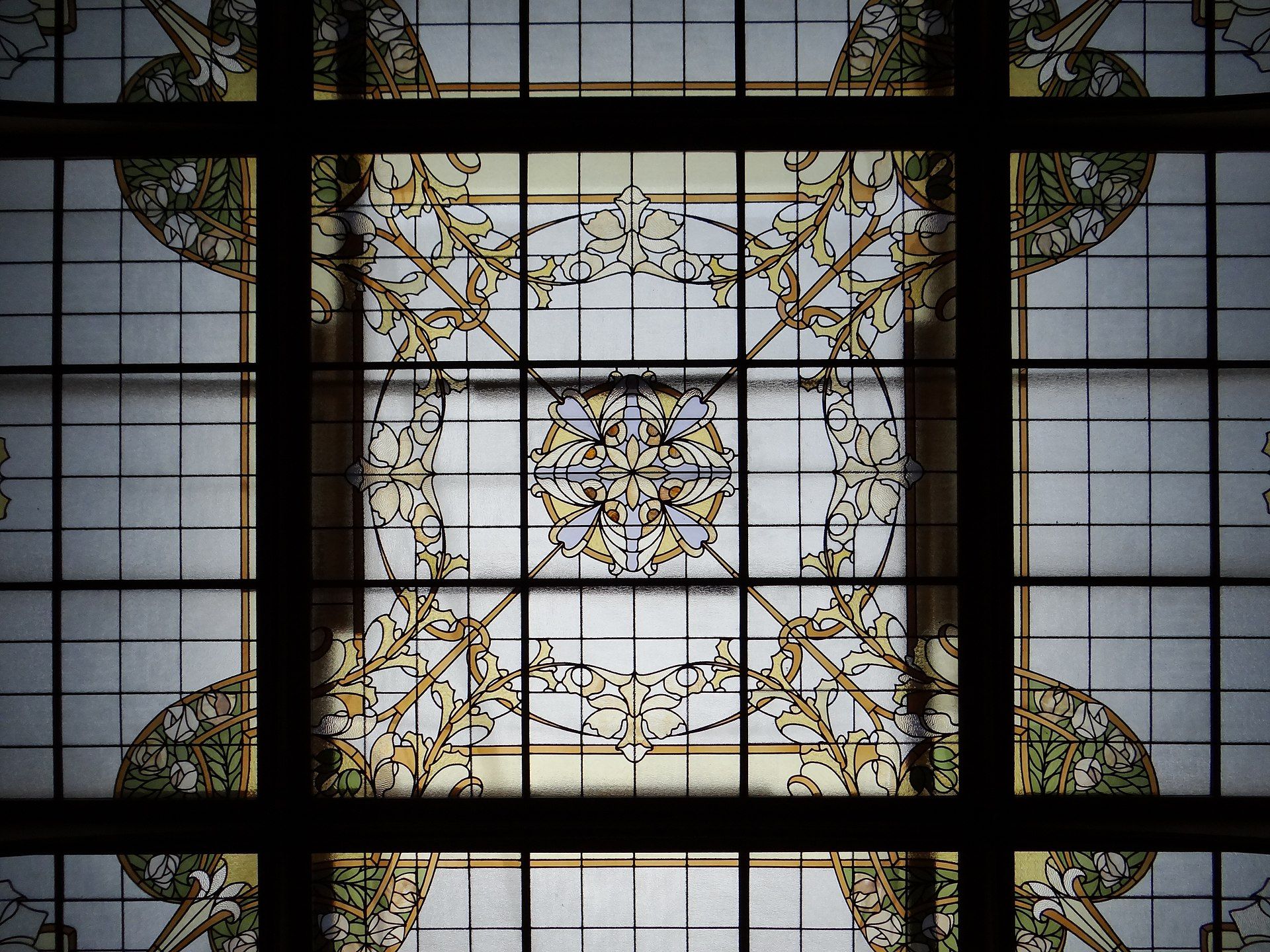 Photo of the glass roof in the living room. Glass and wooden beams, stylization of rosebushes and orchids. (Daum 1905).