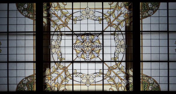 Photo of the glass roof in the living room. Glass and wooden beams, stylization of rosebushes and orchids. (Daum 1905).