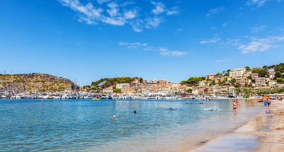 Beach and harbour of Puerto de Soller, Mallorca, Balearic Islands, Spain, Europe