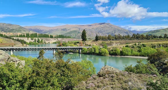 Bannockburn bridge spanning the Clutha River