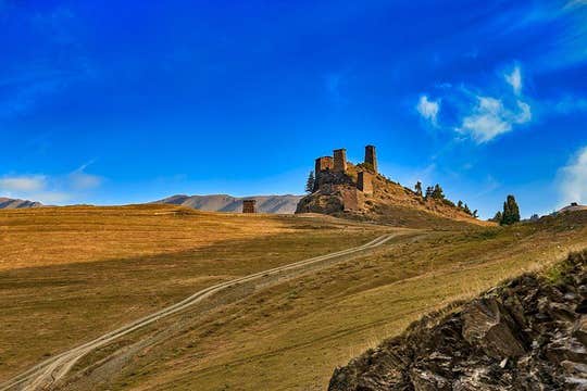 Excursión de senderismo desde Tusheti a Kazbegi con solo dos pernoctaciones en tiendas de campaña.
