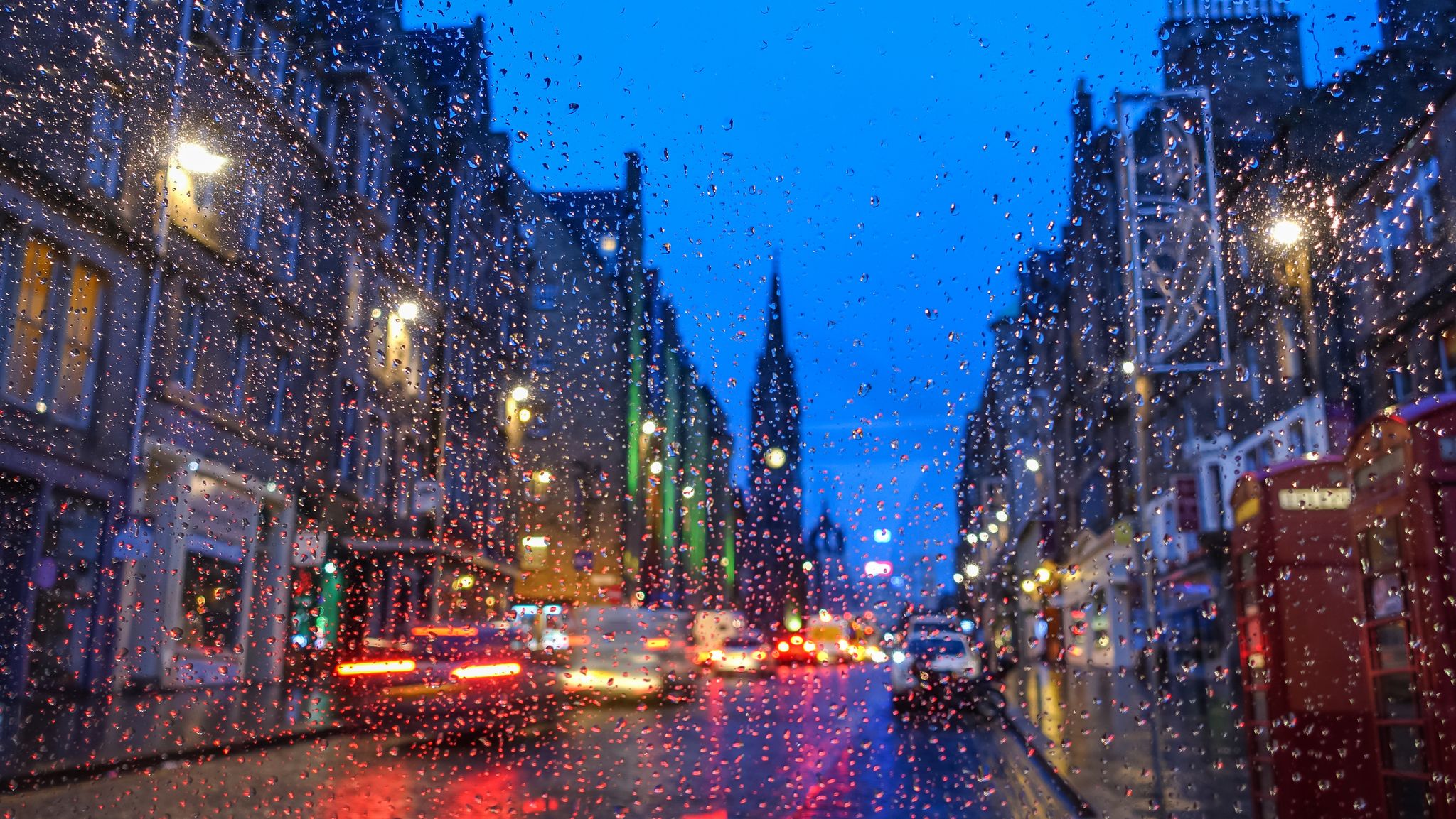 Old town Edinburgh and Edinburgh castle in Scotland UK rainy day.jpg