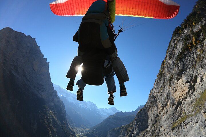 Mürren: Paragliding over the Lauterbrunnen Valley