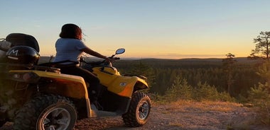 Giro in ATV del sole di mezzanotte durante l'ora d'oro da Rovaniemi