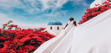 Servizio fotografico in abito volante a Santorini con ritiro in hotel