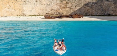 Visitez la plage la plus populaire du monde (Navagio-naufrage)