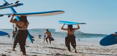 Lección de surf en la playa de La Mata