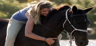 Lato a cavallo sulla spiaggia e attraverso le foreste per 2 ore