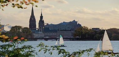 E-bike activity in Hamburg with a cultural program and snacks