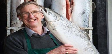 Degustazione di salmone affumicato premiato e tour privato di Smokehouse con un locale