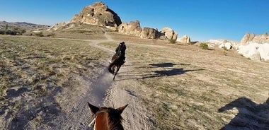 Cappadoce Coucher de soleil à cheval dans les vallées et les cheminées de fées