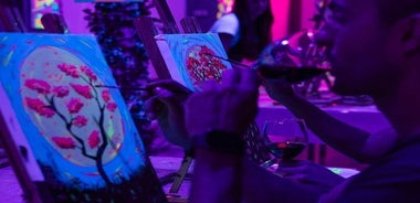 Dipingi un'immagine fluorescente al neon mentre bevi vino a volontà