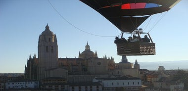 Heißluftballon Fahrt über Segovia mit optionalen Transport von Madrid