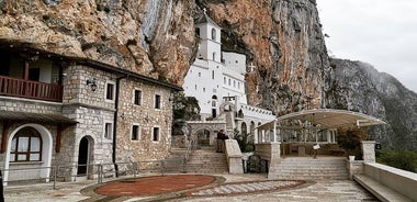 修道院ツアー MONESTERY CETINJE DAJBABE AND OSTROG