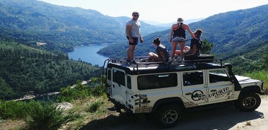 Mit Jeep zu Wasserfällen, Lagunen und altem Dorf im Gerês Park mit Mittagessen inklusive