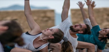 Acrópolis mítica de yoga y meditación al amanecer y al atardecer