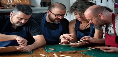 Laboratorio di pelletteria nel Rastro di Madrid.