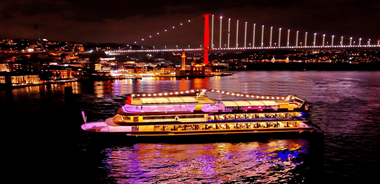 Istanbul: Bosphorus Kvöldverðarsigling með Einkaborði